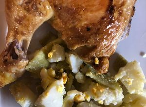 Una foto de Muslo de pollo al limón con ensalada de chaucha y papa 🥔 🍗🥗🥙