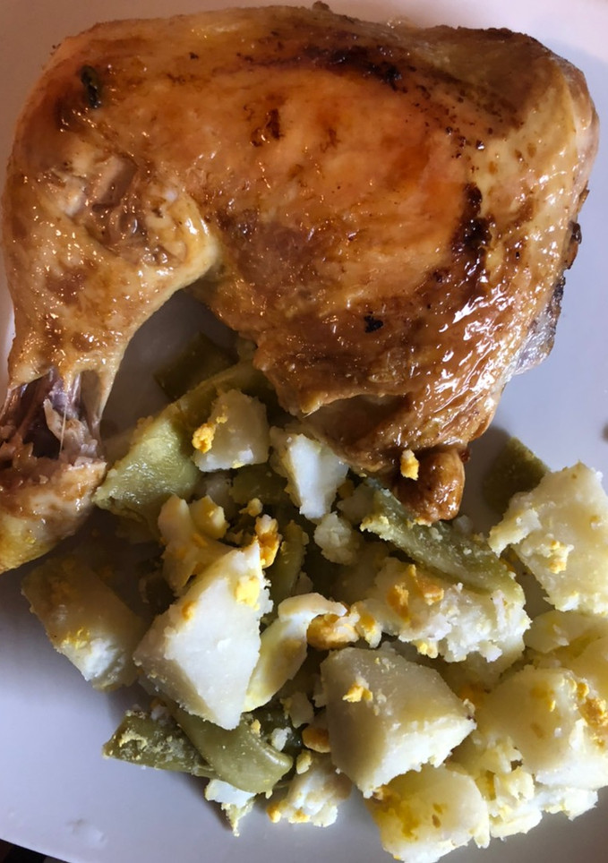 Una foto de Muslo de pollo al limón con ensalada de chaucha y papa 🥔 🍗🥗🥙