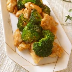 A picture of Chinese Stir-Fried Chicken and Broccoli with Mayonnaise.