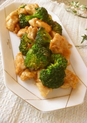 A picture of Chinese Stir-Fried Chicken and Broccoli with Mayonnaise.