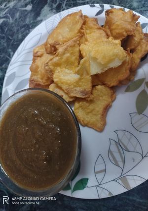 A picture of Potato besan pakoda.