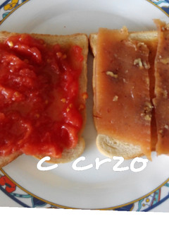 Foto principal de Tostada de membrillo con nueces y tostada de tomate