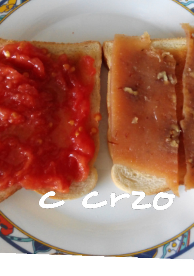 Una foto de Tostada de membrillo con nueces y tostada de tomate