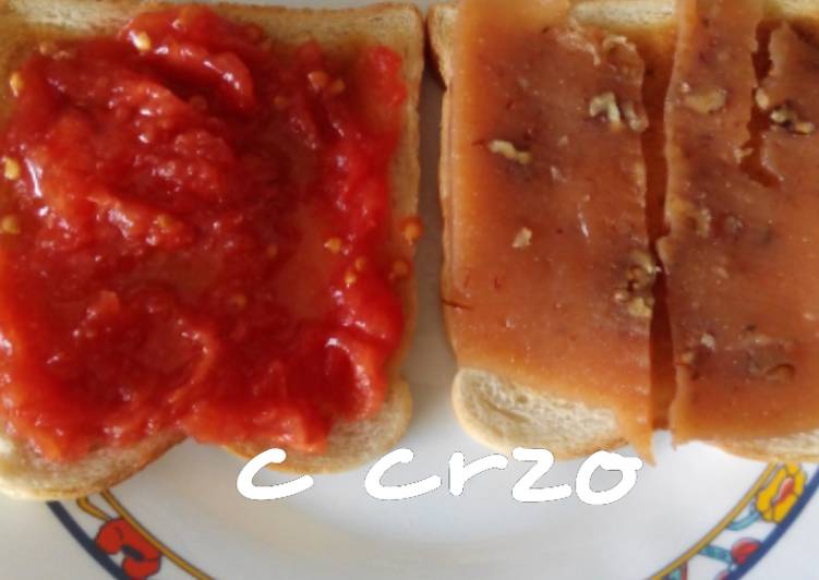 Tostada de membrillo con nueces y tostada de tomate