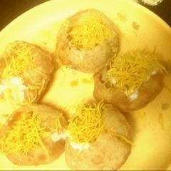 A picture of Sev puri.