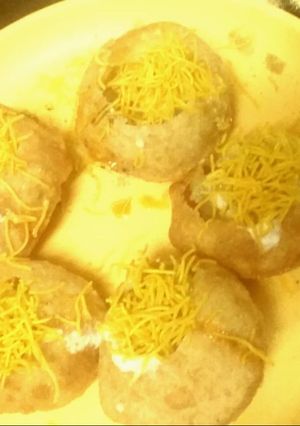 A picture of Sev puri.