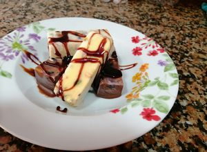 Foto principal de Fudge de chocolate blanco y negro con pistachos, arándanos