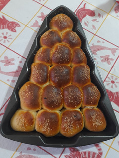 Foto di Alberello di pan brioche salato, ripieno di salumi e formaggi
