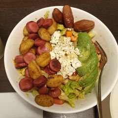 A picture of Gnocchi-Sausage Salad 🥗🥔 سلطة الجنوشي مع النقانق.