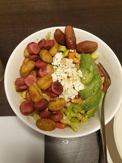 A picture of Gnocchi-Sausage Salad 🥗🥔 سلطة الجنوشي مع النقانق.