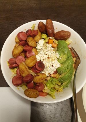 A picture of Gnocchi-Sausage Salad 🥗🥔 سلطة الجنوشي مع النقانق.
