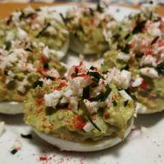 A picture of Huevos rellenos de aguacate y salmón.