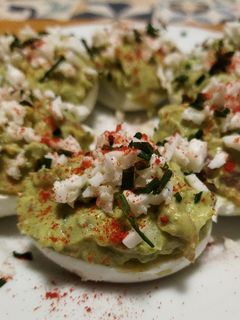 Una foto de Huevos rellenos de aguacate y salmón