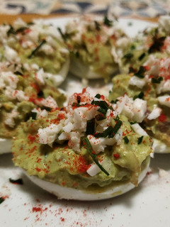 Una foto de Huevos rellenos de aguacate y salmón