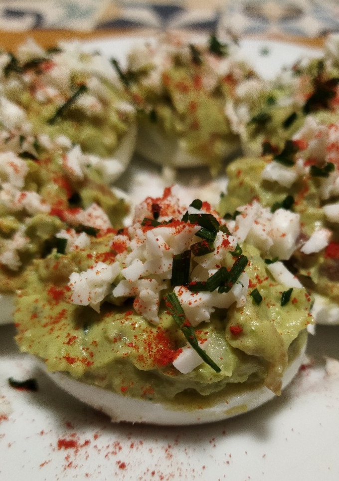 Una foto de Huevos rellenos de aguacate y salmón