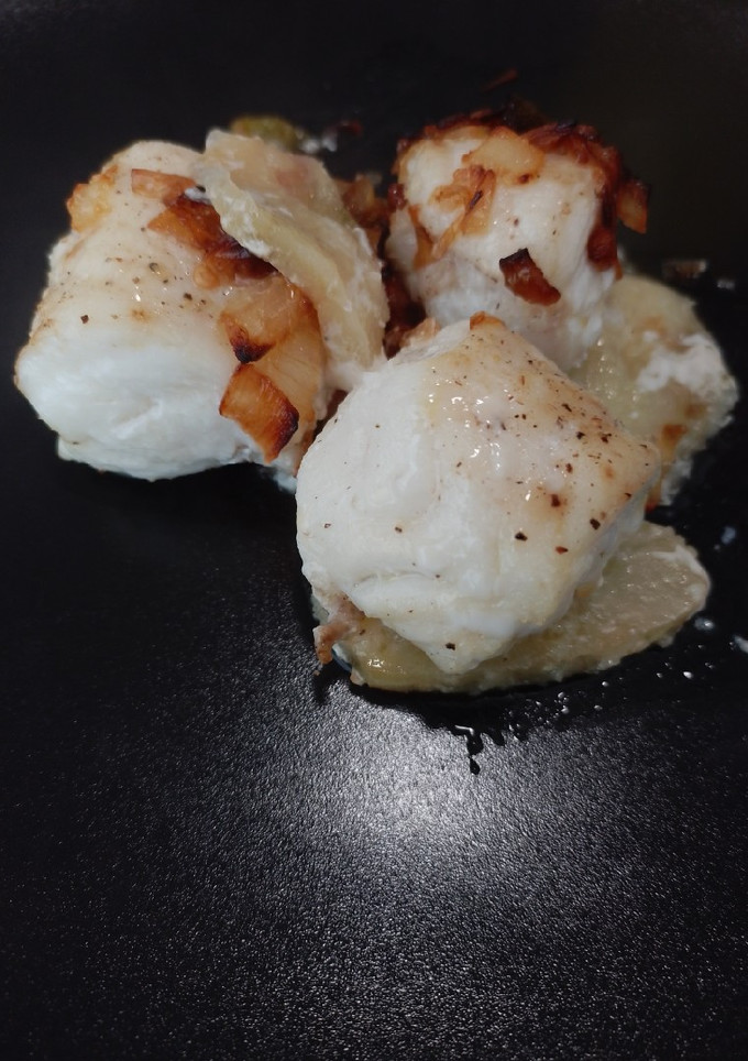 Una foto de Rape al horno con patatas