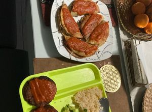 Una foto de 👇🏻Tortitas de carne con verduras y dobladas de carne ⚠️⚠️ADVERTENCIA: Primero haz la receta de la salsa