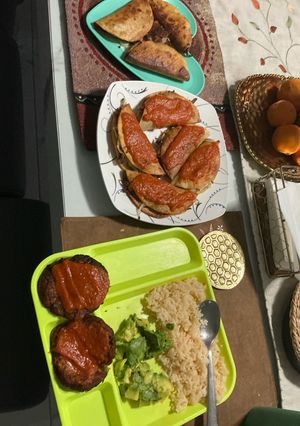 Una foto de 👇🏻Tortitas de carne con verduras y dobladas de carne ⚠️⚠️ADVERTENCIA: Primero haz la receta de la salsa