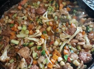 Una foto de Chop suey de pechuga con longaniza