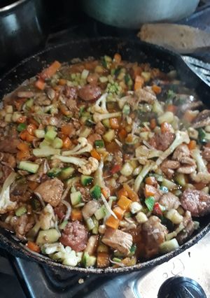 Una foto de Chop suey de pechuga con longaniza