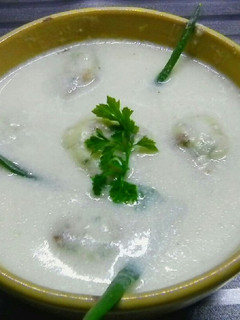 Zellerkrémleves tepertőgombóccal recept fotója