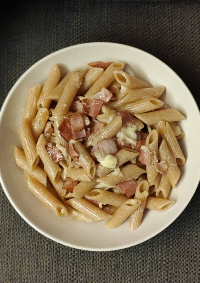Макарони з беконом та сиром