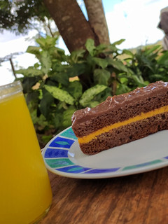 Una foto de Torta de Chocolate con relleno de mousse de mburucuja y 🍫