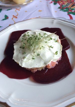 Hình của món Món khai vị Noel : cá hồi xông khói với củ cải đường,kem wasabi.