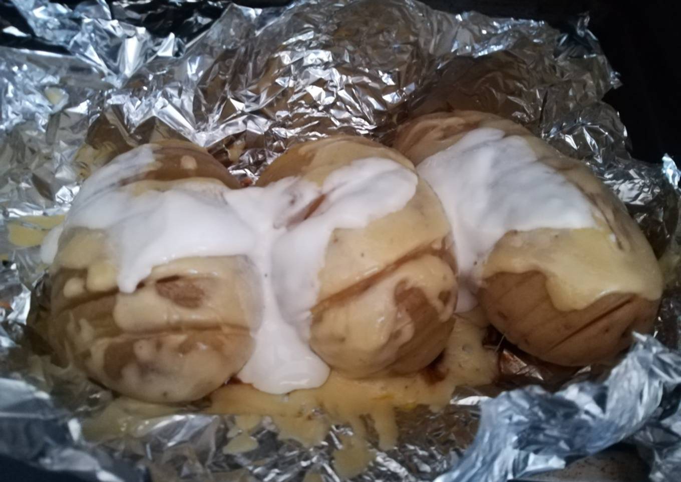 Patatas al horno con queso y crema