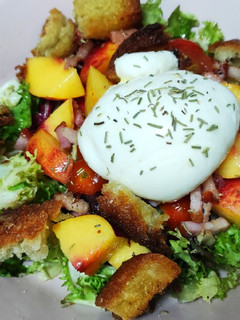 Una foto de Ensalada de burrata y melocotón