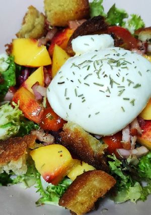 Una foto de Ensalada de burrata y melocotón