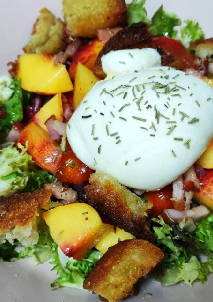 Una foto de Ensalada de burrata y melocotón