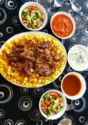 صورة لوصفة كبسة اللحم مع الصوص الأحمر