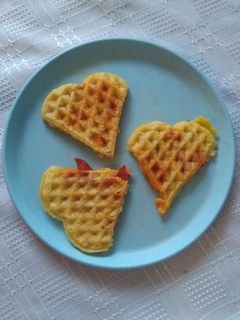 Sajtos szalámis sós gofri recept fotója