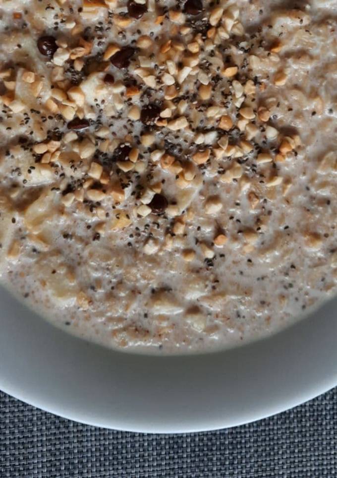 Овсянка с амарантом, яблоками, семенами чиа и арахисом