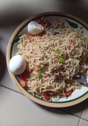 A picture of Simple noodles and Boiled egg.