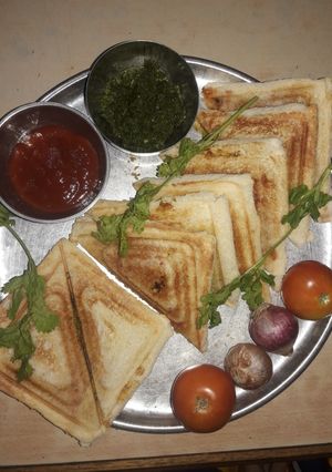 માયોનિસ વેજિટેબલ સેન્ડવિચ (Mayonnaise Vegetable Sandwich Recipe In Gujarati) રેસીપી મુખ્ય ફોટો
