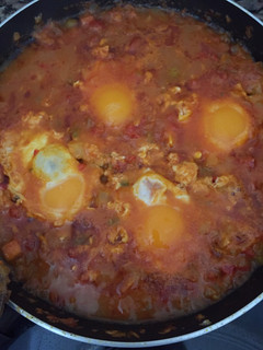 Una foto de Huevos guisados con verdura y lomo