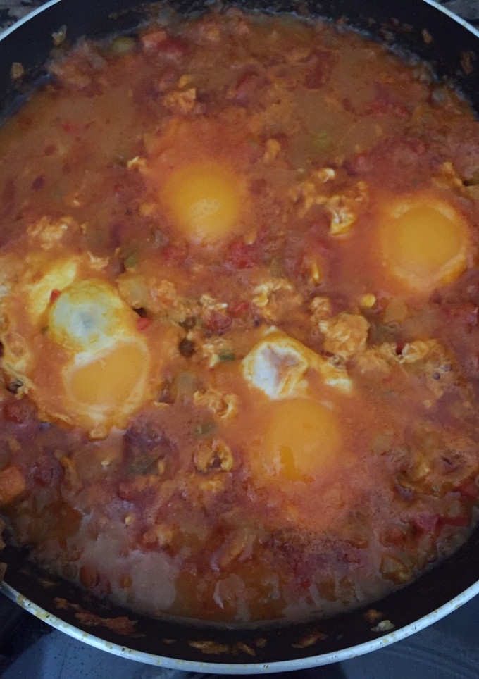 Una foto de Huevos guisados con verdura y lomo