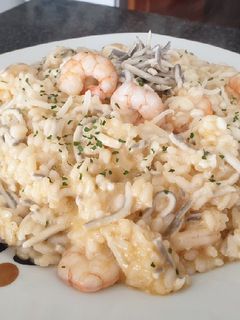 Una foto de Arroz meloso con gulas y gambas