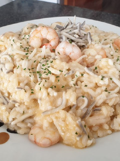 Una foto de Arroz meloso con gulas y gambas