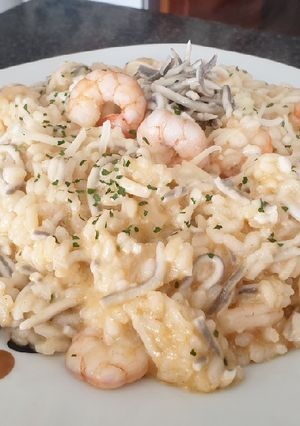 Una foto de Arroz meloso con gulas y gambas