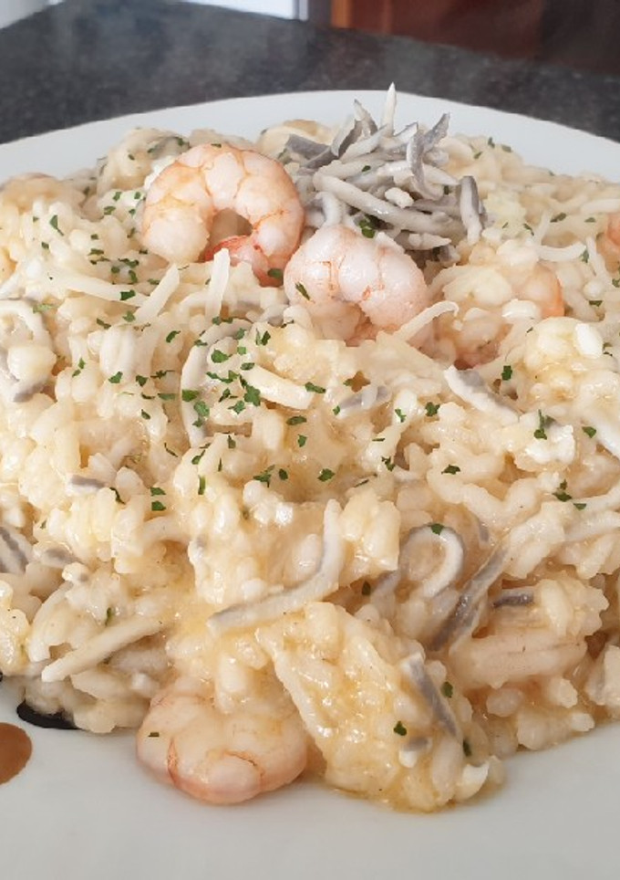 Una foto de Arroz meloso con gulas y gambas