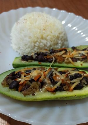 Una foto de Zapallitos rellenos con porotos negros
