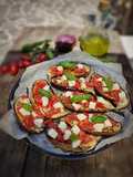 Melanzane a barchetta alla caprese