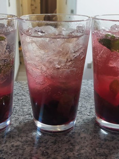Una foto de Mojitos berries con o sin alcohol
