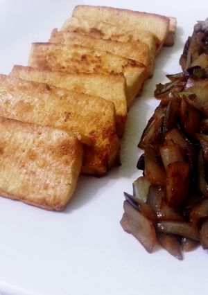 Foto di Tofu marinato e radicchio di Treviso saltato (gluten free)