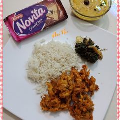 A picture of Karhi Chawal with crispy Pakoray.
