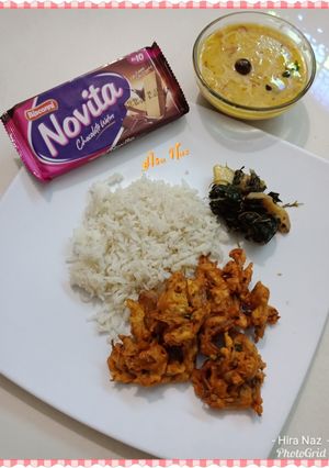 A picture of Karhi Chawal with crispy Pakoray.