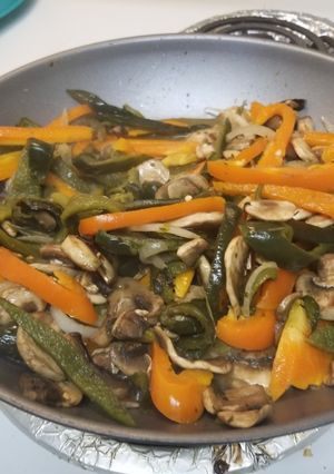 Una foto de Chiles poblanos con pimiento y hongoss
